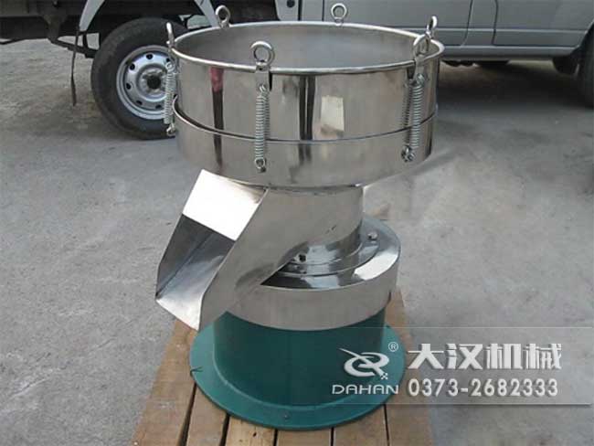 涂料振動篩由：框體，振動斗，出料口，振動電機底座等部件組成